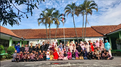 Foto bersama siswa, guru, dan keluarga sekolah
