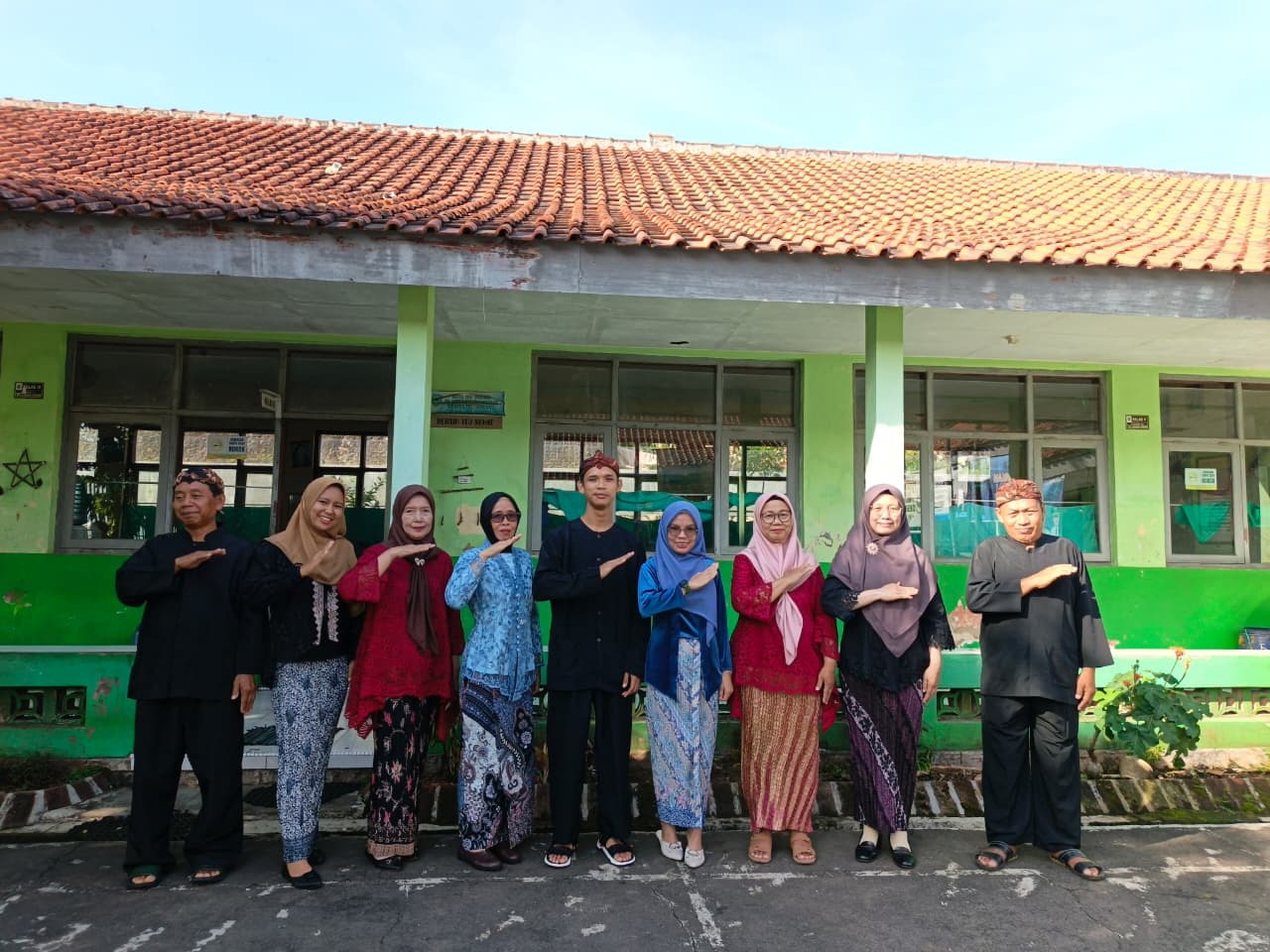 Guru dan tenaga kependidikan SD Negeri 1 Kaduela