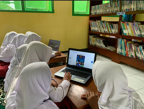 Siswa mengakses perpustakaan digital SD Negeri 1 Kaduela